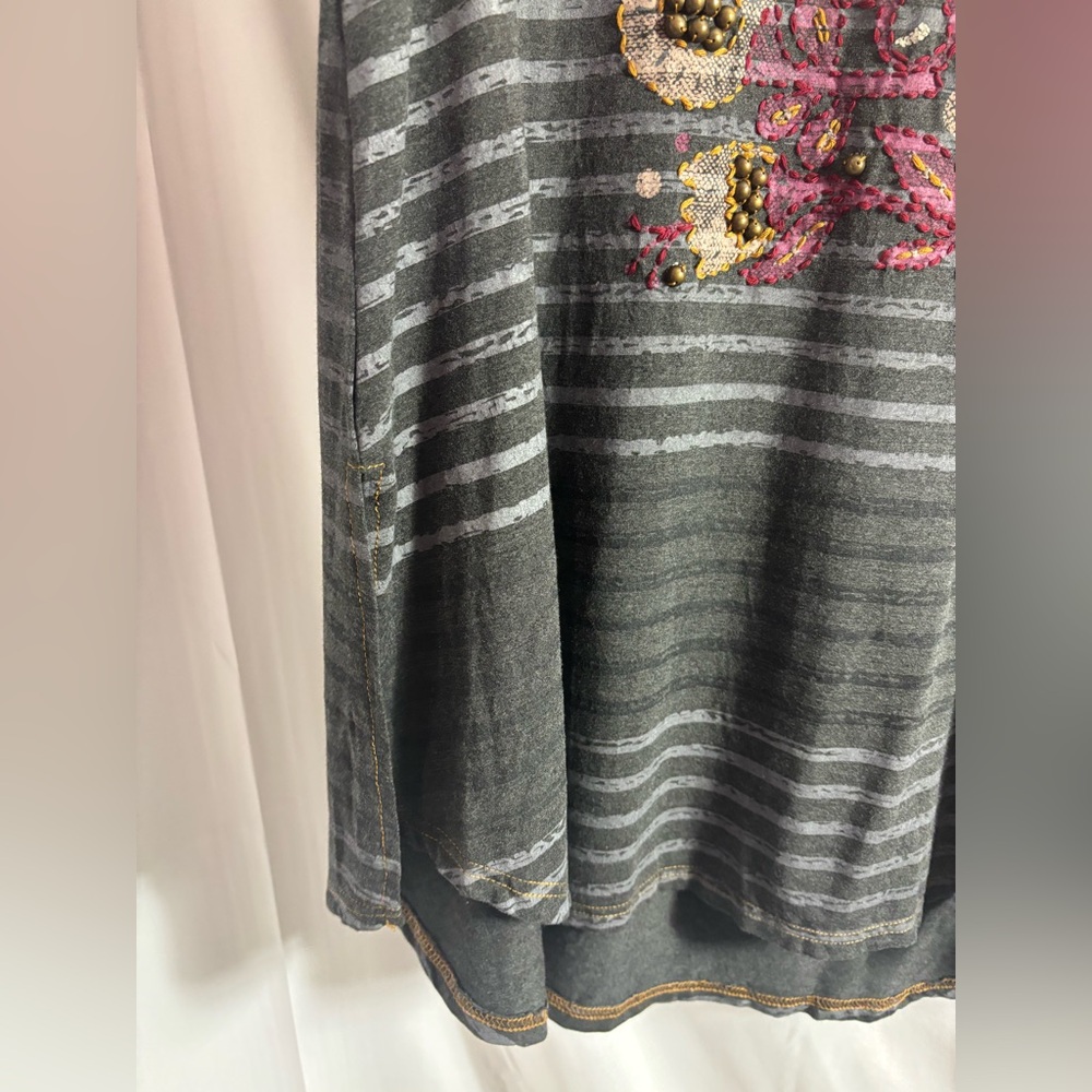 Double D Ranch Gray Tunic with Studded Detail and Embroidered Print Size M - Picture 8 of 11